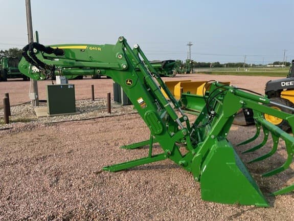 Image of John Deere 640R equipment image 2