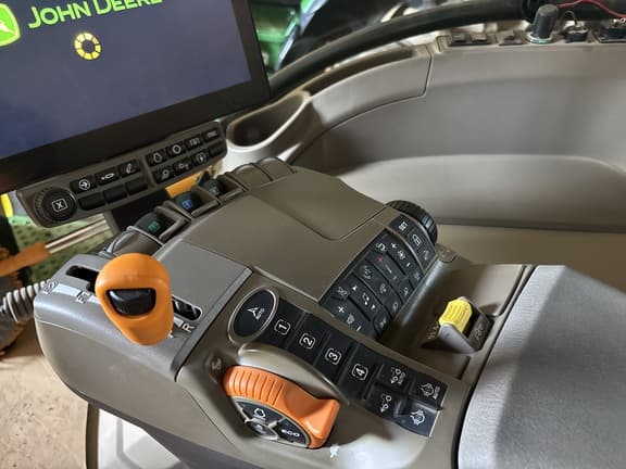 Image of John Deere 8R 310 equipment image 4