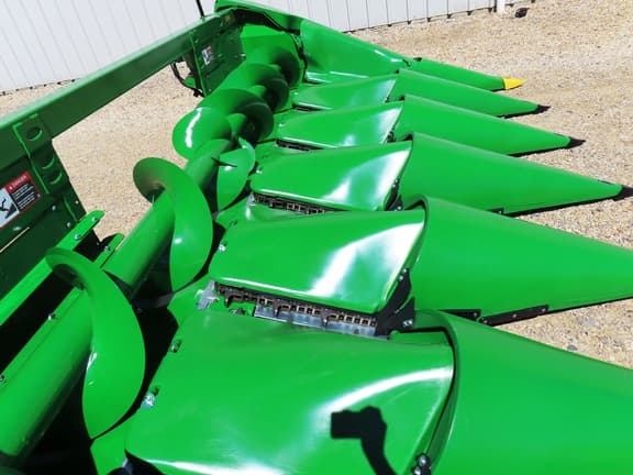 Image of John Deere CR6 equipment image 2
