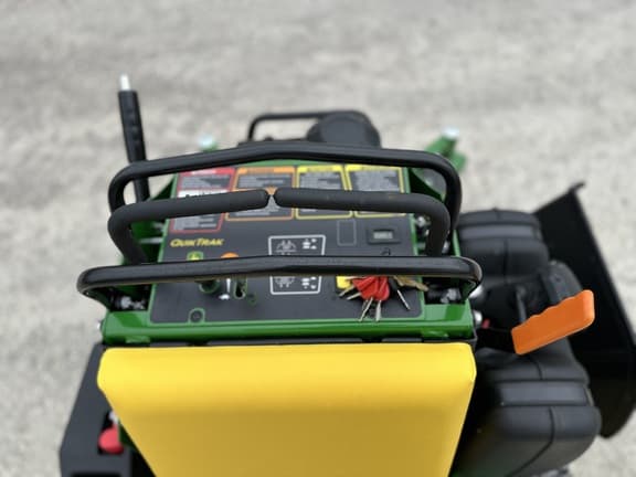 Image of John Deere Q820E equipment image 1