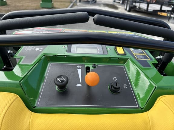 Image of John Deere Q820M equipment image 1