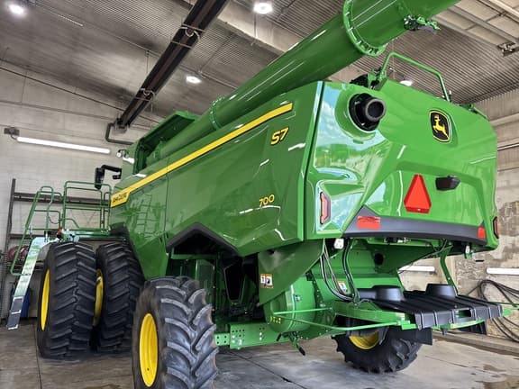 Image of John Deere S7 700 equipment image 4
