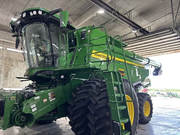 Image of John Deere S7 700 equipment image 1