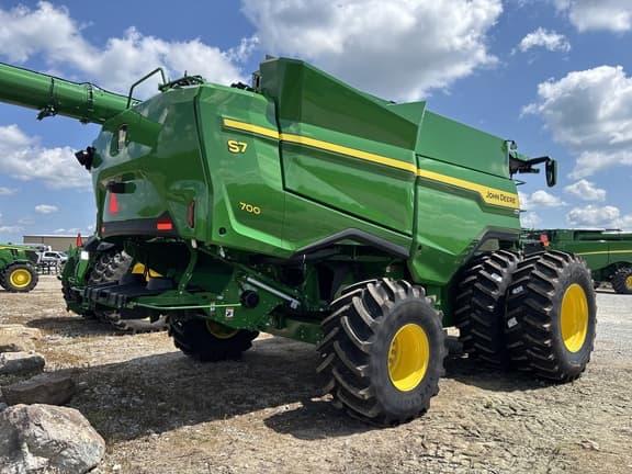Image of John Deere S7 700 equipment image 4