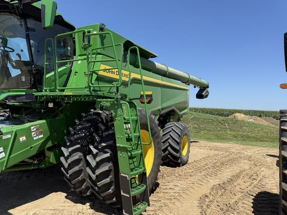 Image of John Deere S7 800 equipment image 1