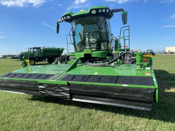 Image of John Deere W235R equipment image 3