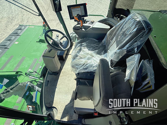 Image of John Deere W235R equipment image 4