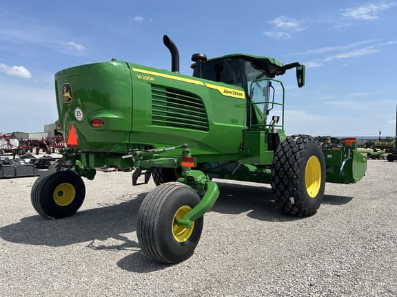 Image of John Deere W235R equipment image 4