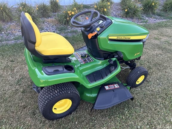 Image of John Deere X330 equipment image 2