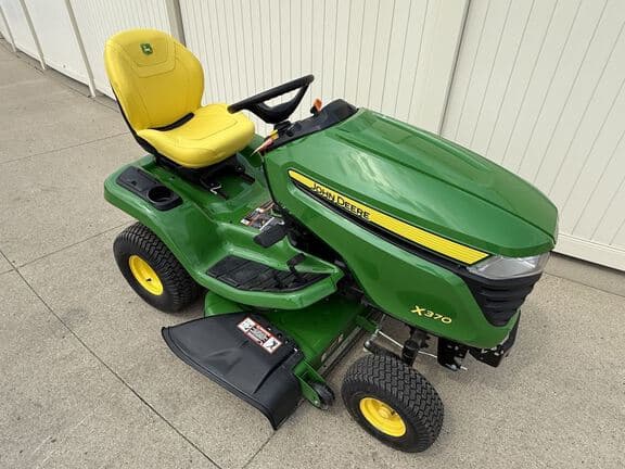 Image of John Deere X370 equipment image 3