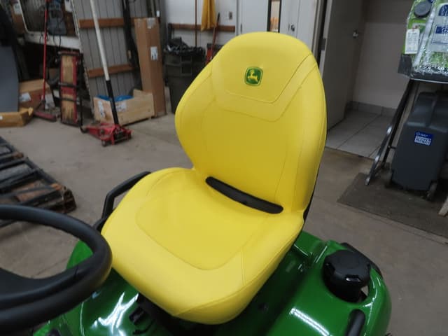 Image of John Deere X580 equipment image 4