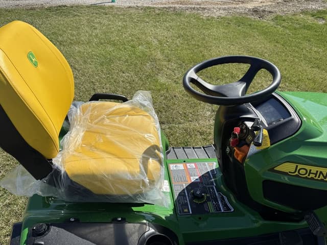 Image of John Deere X730 equipment image 3