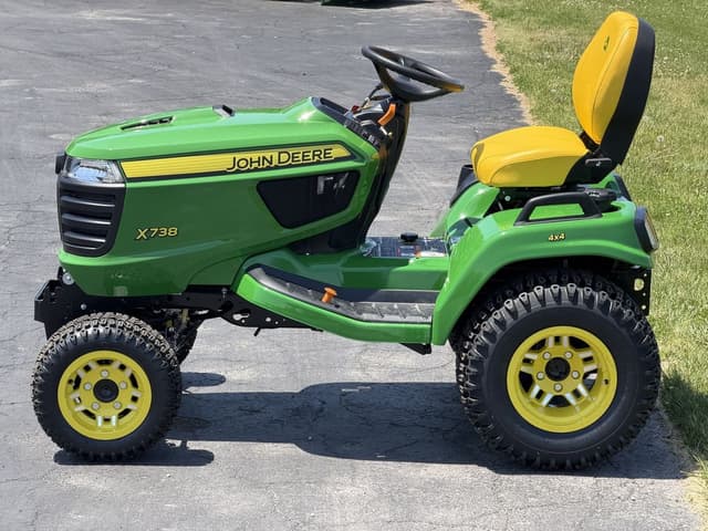 Image of John Deere X738 equipment image 3