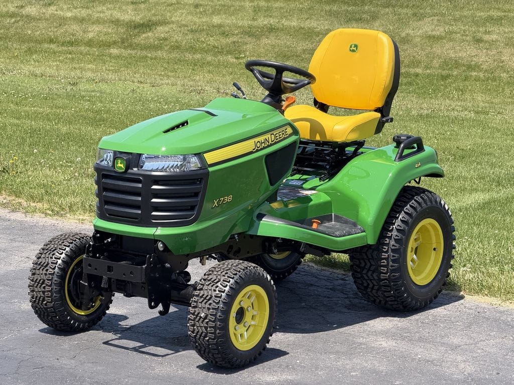 2026 John Deere X738 Equipment Image0