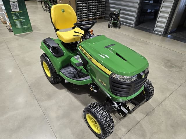Image of John Deere X738 equipment image 1