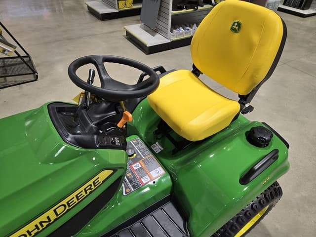 Image of John Deere X738 equipment image 4