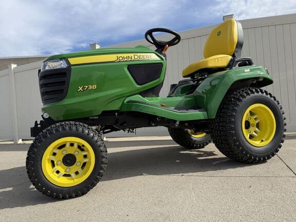 Image of John Deere X738 equipment image 2