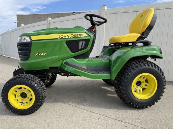 Image of John Deere X738 equipment image 1