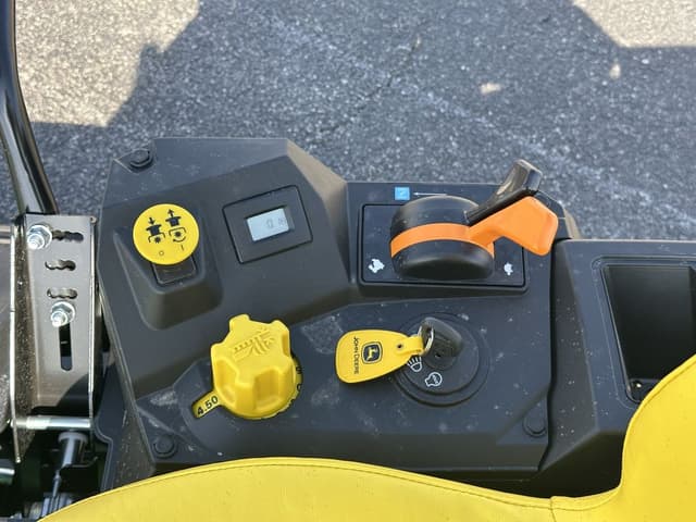 Image of John Deere Z320M equipment image 4