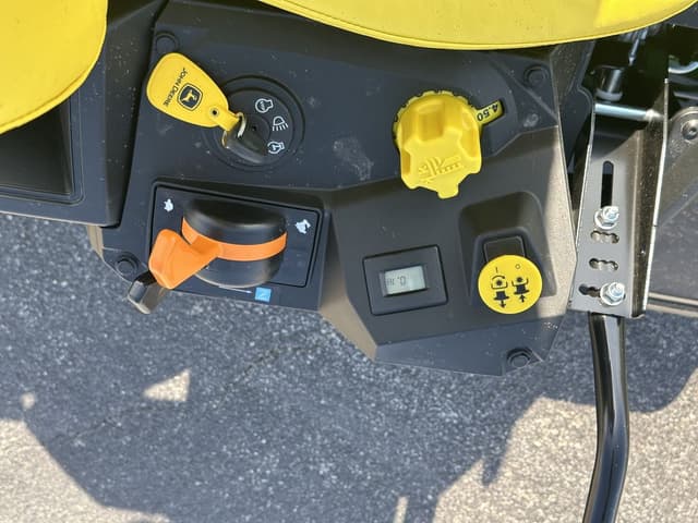 Image of John Deere Z320M equipment image 4