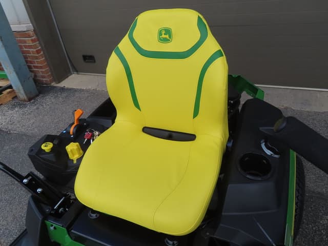 Image of John Deere Z320M equipment image 4