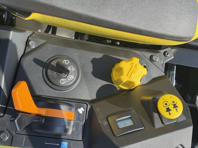 Image of John Deere Z320R equipment image 4