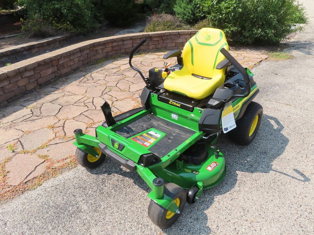 2026 John Deere Z320R Equipment Image0