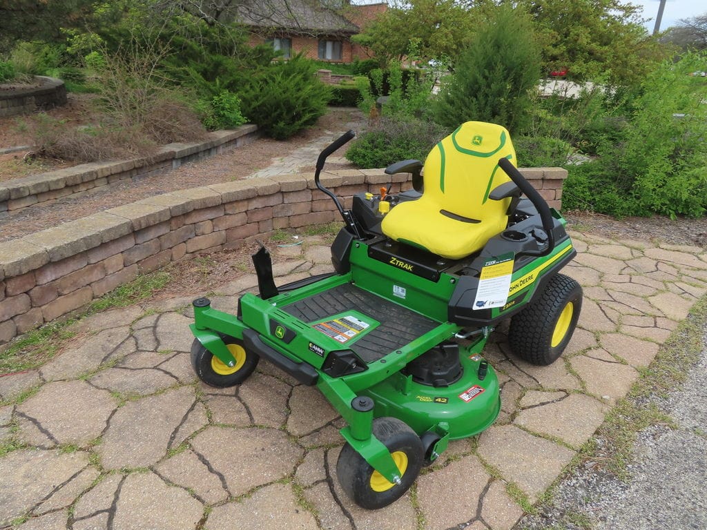 Main image John Deere Z320R