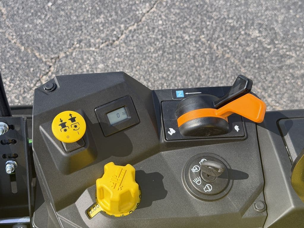 Image of John Deere Z320R Image 1