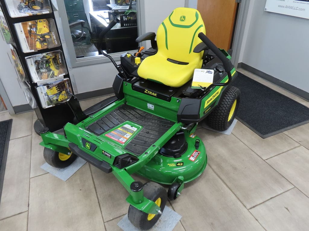 2026 John Deere Z320R Equipment Image0