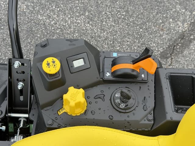 Image of John Deere Z320R equipment image 4