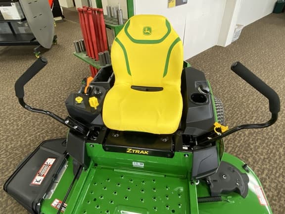 Image of John Deere Z330M equipment image 4