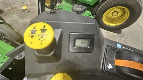 Image of John Deere Z330M equipment image 4