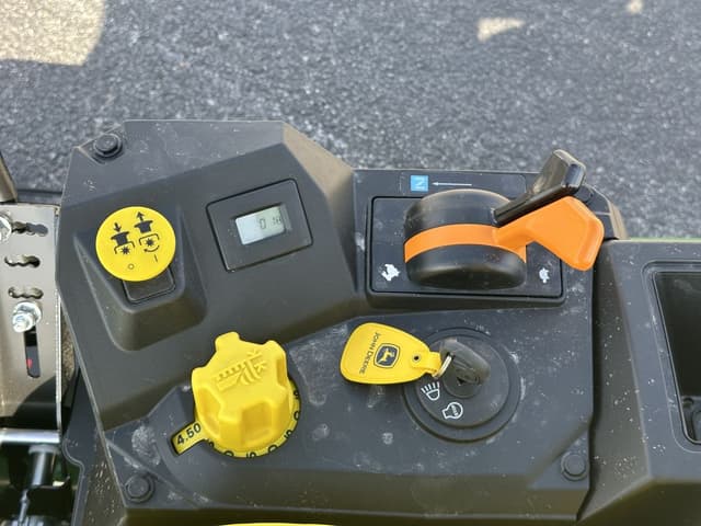 Image of John Deere Z330M equipment image 4