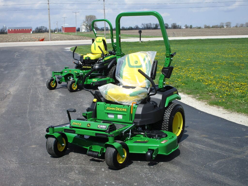 2026 John Deere Z545R Equipment Image0