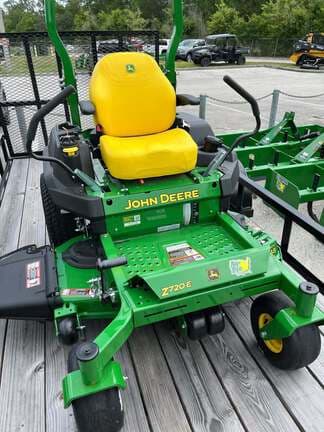 Image of John Deere Z720E equipment image 1