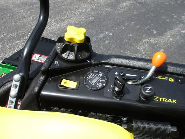 Image of John Deere Z930M equipment image 4