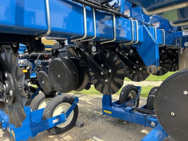 Image of Kinze 3505 equipment image 3