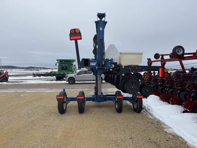 Image of Kinze 3505 equipment image 3