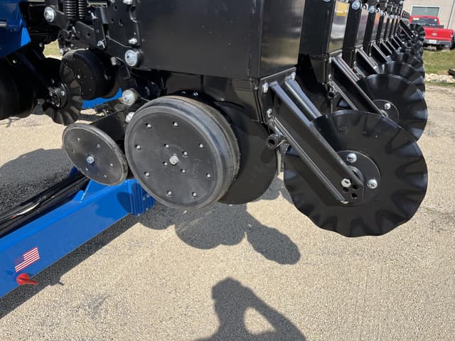 Image of Kinze 3605 equipment image 2