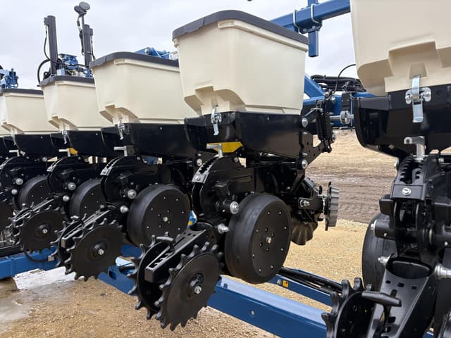 Image of Kinze 3605 equipment image 2