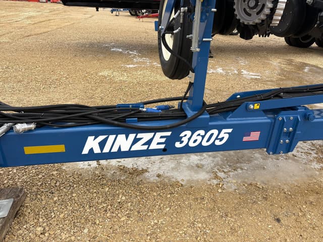Image of Kinze 3605 equipment image 4