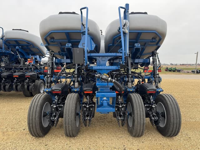 Image of Kinze 5900 equipment image 4