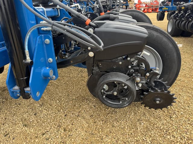 Image of Kinze 5900 equipment image 2