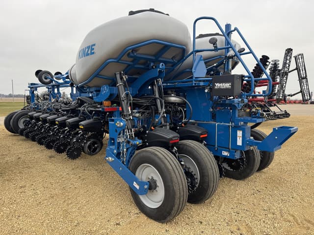 Image of Kinze 5900 equipment image 1