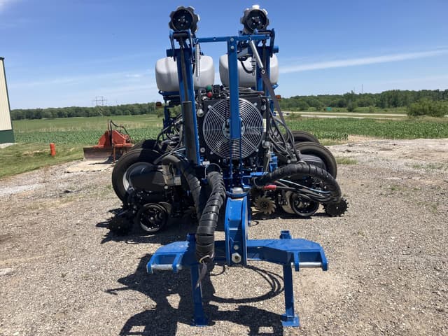 Image of Kinze 5900 equipment image 1