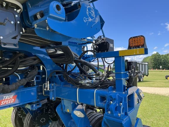 Image of Kinze 5900 equipment image 3
