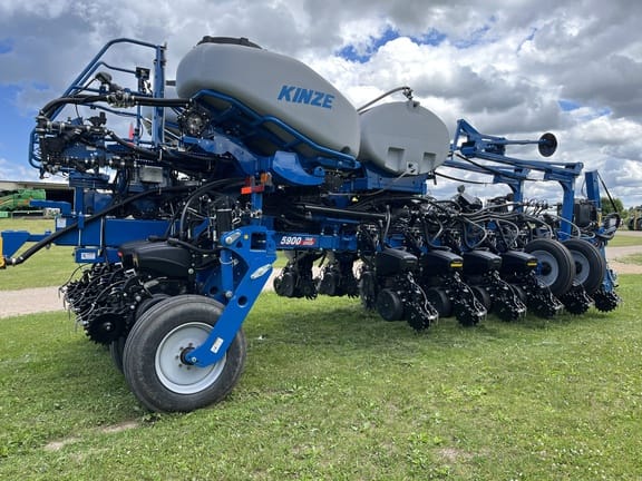 2026 Kinze 5900 Equipment Image0