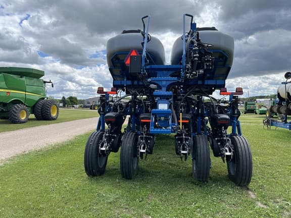 Image of Kinze 5900 equipment image 2