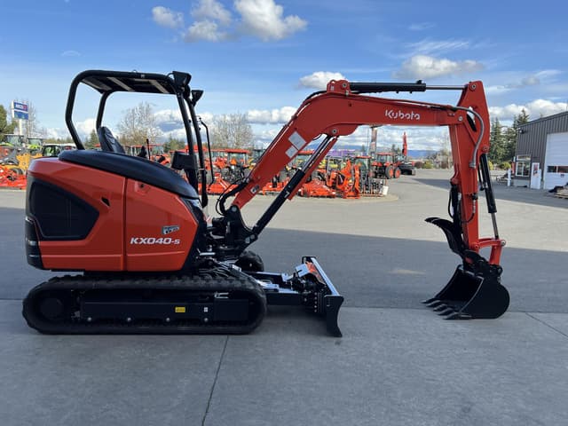Image of Kubota KX040-5 equipment image 4